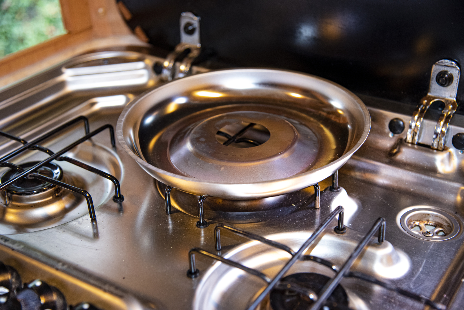Das Untergestell sorgt für die Unterhitze. Es ist aus Edelstahl und verteilt die Hitze der Kochplatte gleichmäßig.