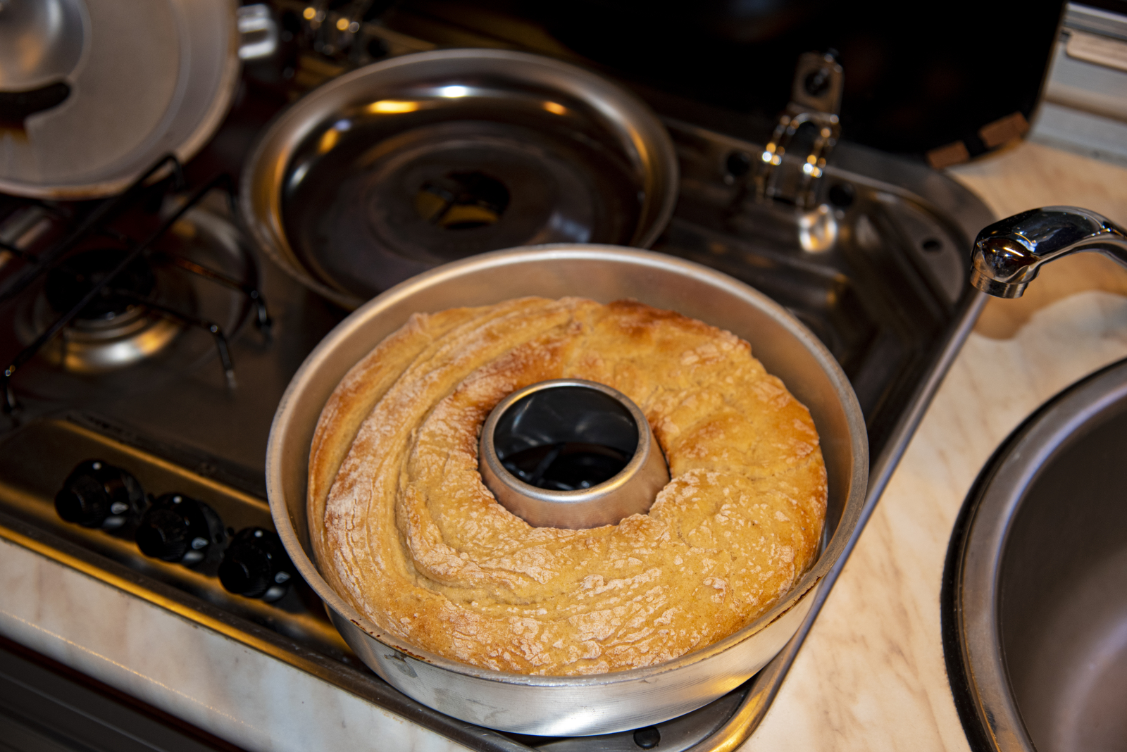 Ist man sich nicht sicher, ob das Brot schon fertig gebacken ist, kann man mit einem Schaschlik-Spieß hineinstechen. Bleibt Teig am Spieß kleben, ist es noch nicht fertig.