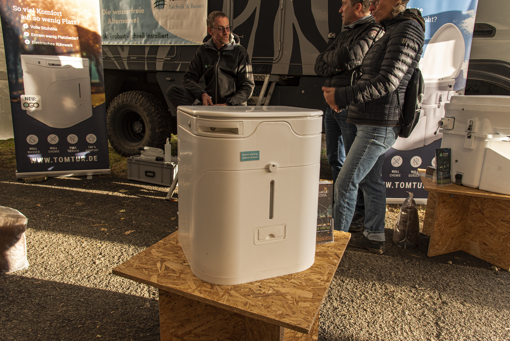 Die neue Kompost-Toilette „Ogo“ von Tomtur ist nicht nur kleiner, sondern optisch auch gefälliger als die Natures Head. BU Tomtur-2 Gerührt wird jetzt elektrisch, der Feststoff-Behälter lässt sich nach vorne entnehmen, die Toilette bleibt wo sie ist.