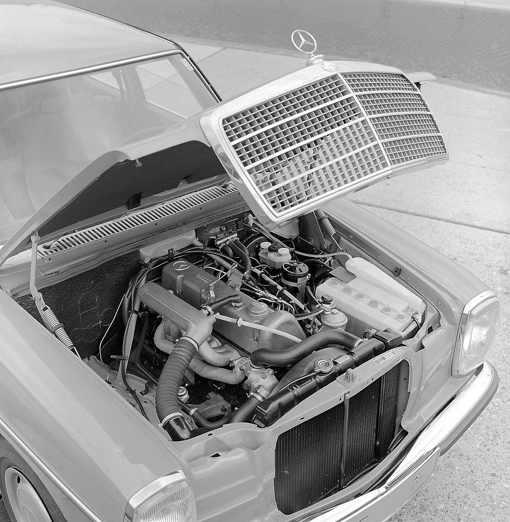 Mercedes-Benz 240 D 3,0-Liter (Baureihe 115, 1974 bis 1976). Motorraum mit Dieselmotor OM 617 D 30. © Foto: Mercedes-Benz