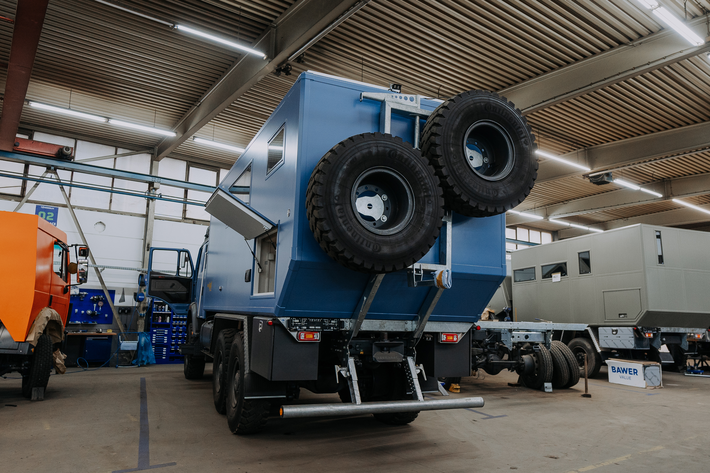 4wheel24-Fahrzeugbau-Expeditions-LKW Halle für den Bau
