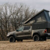 Truckbed-Camper Pick-up-Kabine mit aufgeklapptem Dachzelt