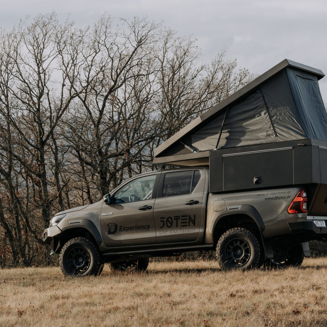 Truckbed-Camper Pick-up-Kabine mit aufgeklapptem Dachzelt