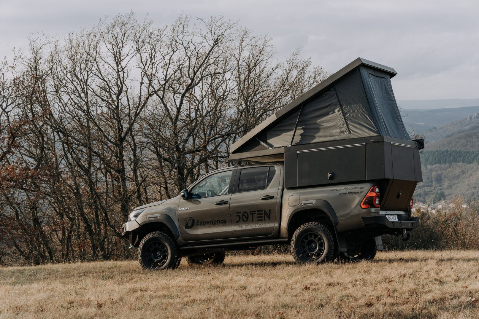 Truckbed-Camper Pick-up-Kabine mit aufgeklapptem Dachzelt