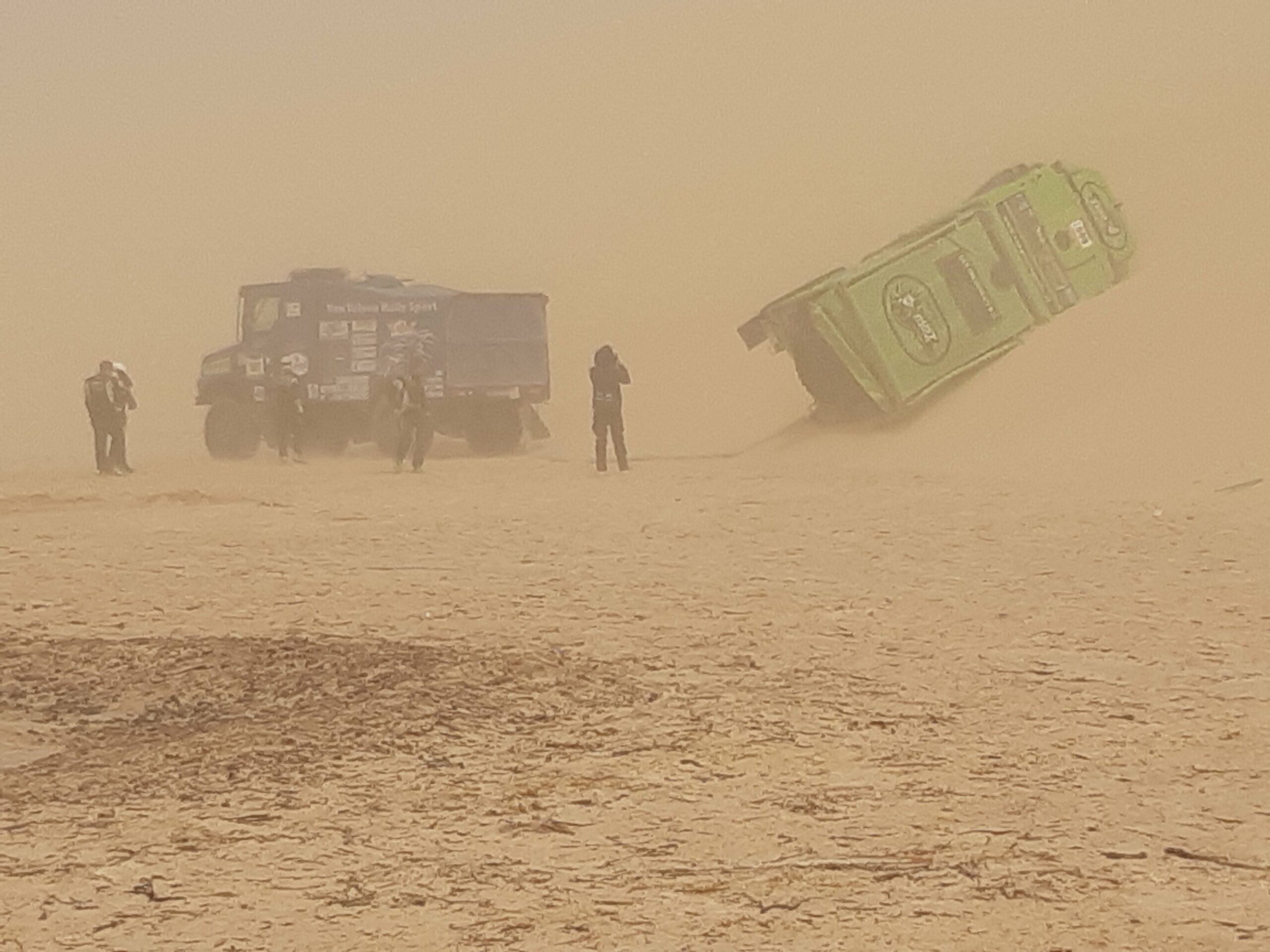 Fenix Rallye 2022 - überschlagener Truck im Sandsturm