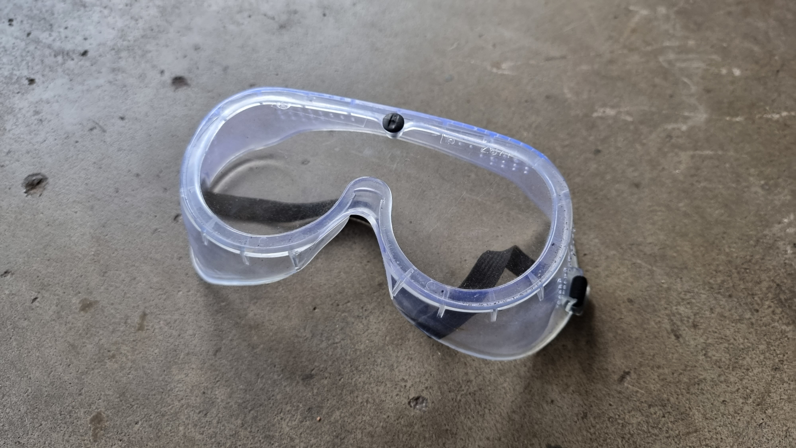 Schutzbrille mit seitlichem Augenschutz.