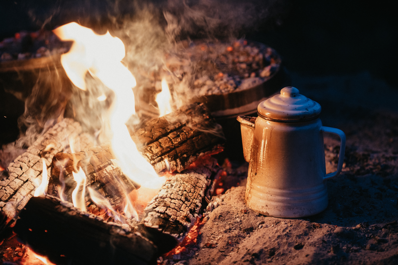 Das Feuer kann auch aus einer Mulde heraus wärmen und erwärmen.