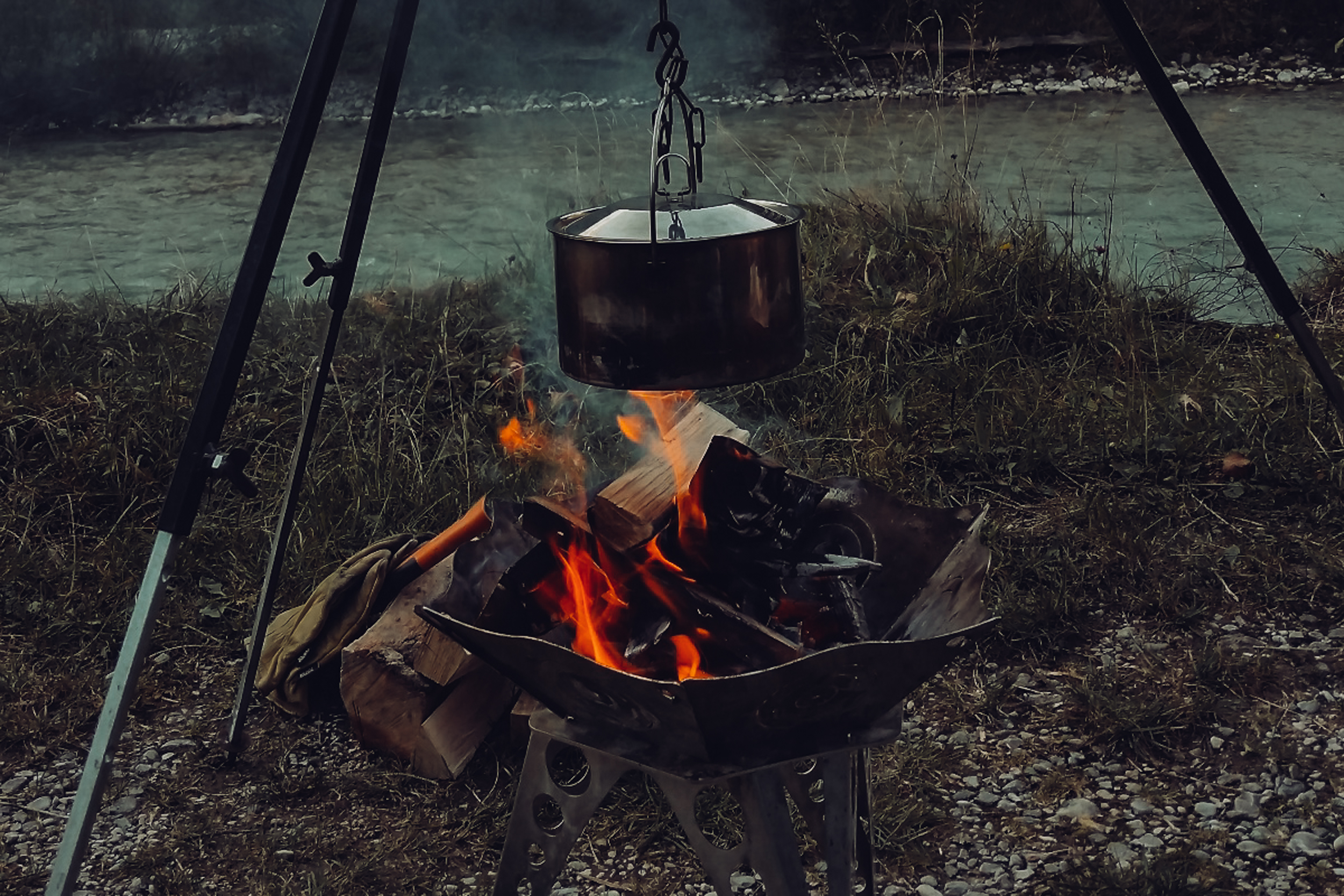 Das Feuer kann natürlich auch als gemütliche Kochstelle dienen.
