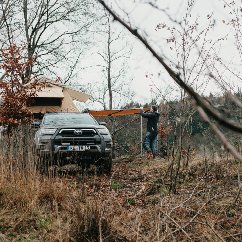 Toyota Hilux mit Dachzelt als Offroad-Camper Reisefahrzeug