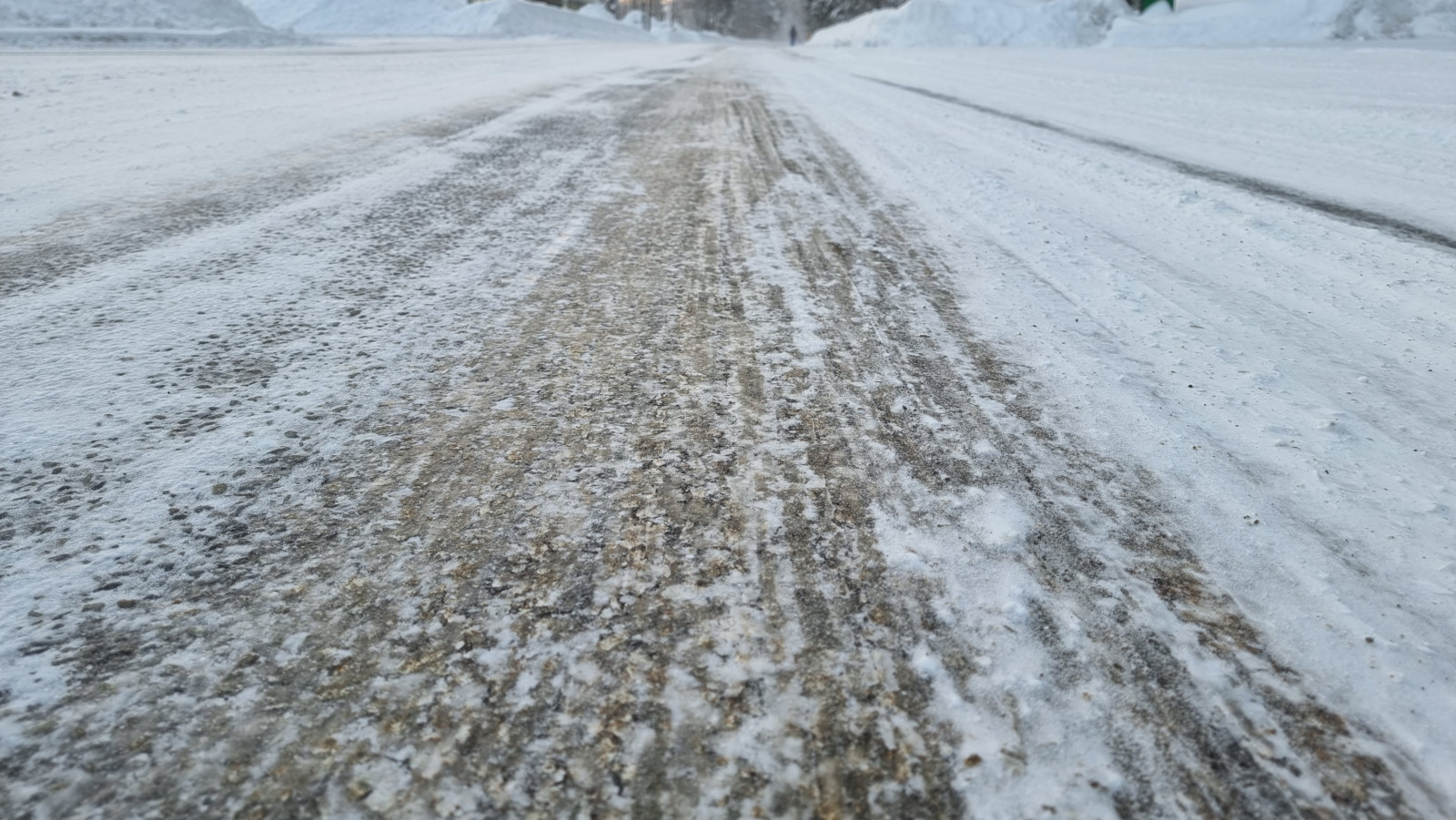 Vollvereiste Straßen sind in Lappland Standard.