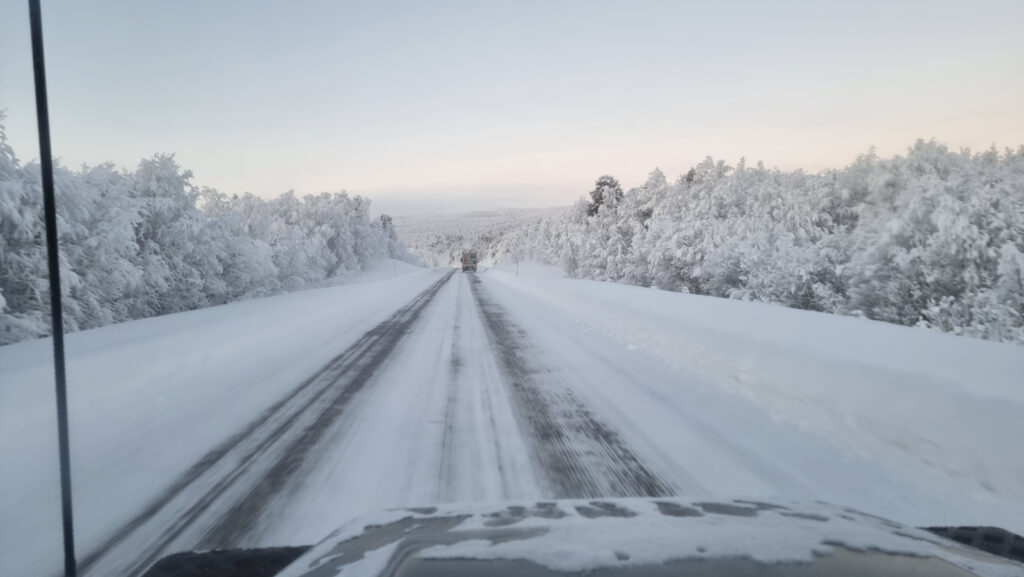 Typische Fahrt über Lapplands Straßen.