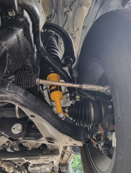 Mehrlenker-Radaufhängung eines Toyota Hilux.