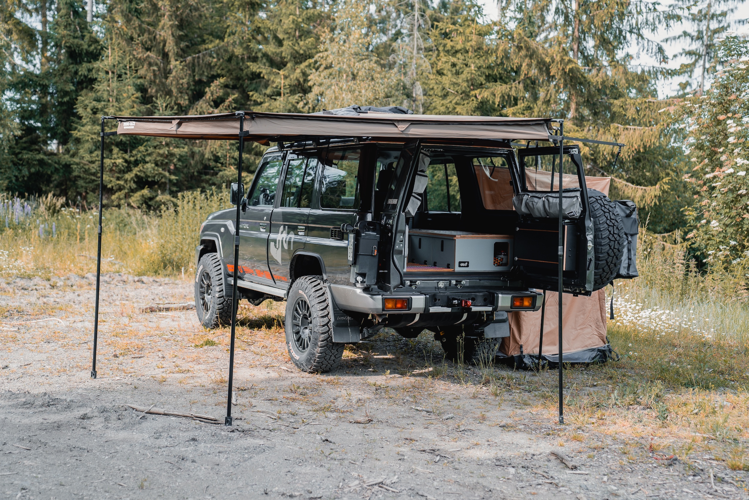 Toyota GRJ76 Land Cruiser Innenausbau Camper