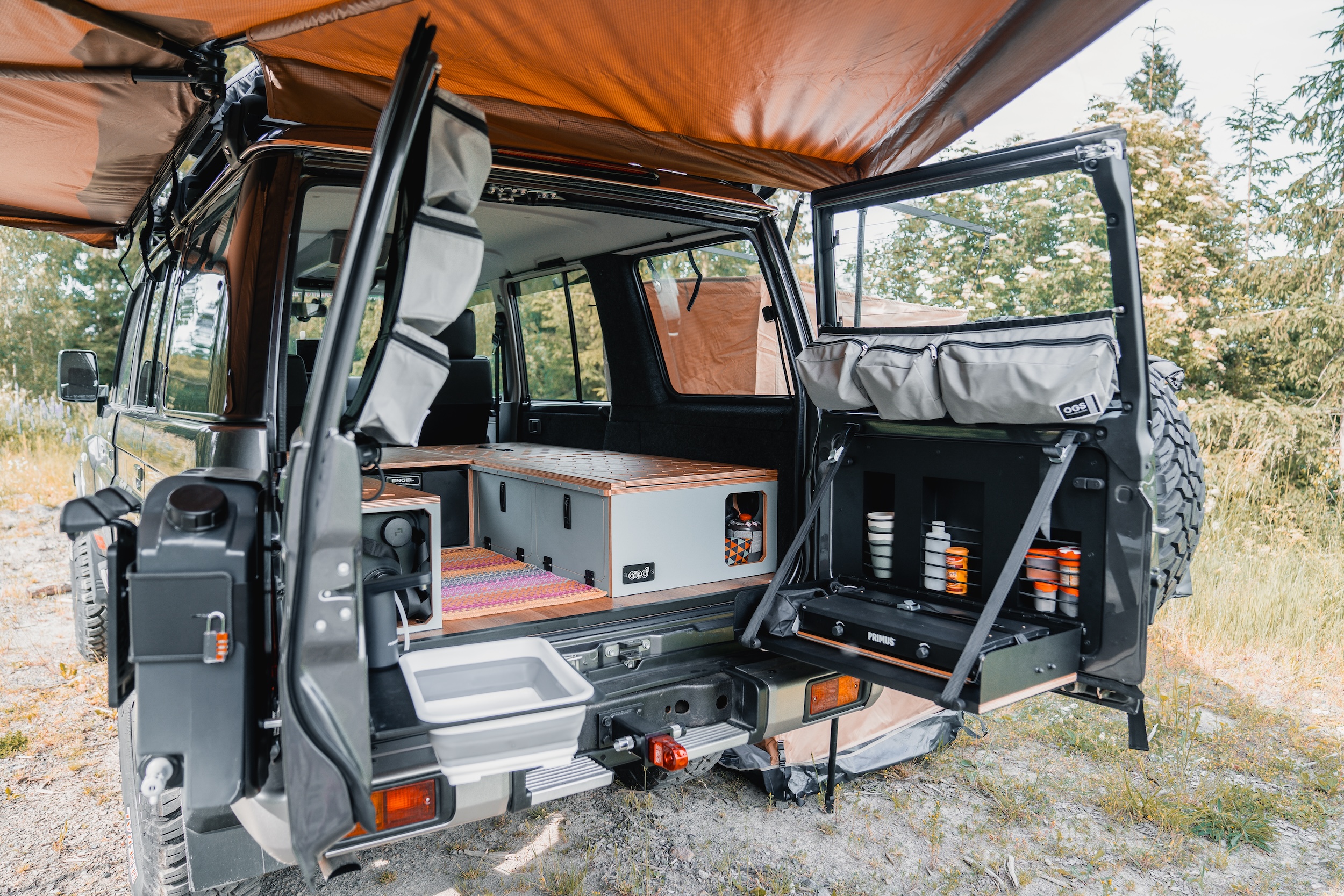 Toyota GRJ76 Land Cruiser Innenausbau von Marlene und Franz - Küche in der Hecktüre