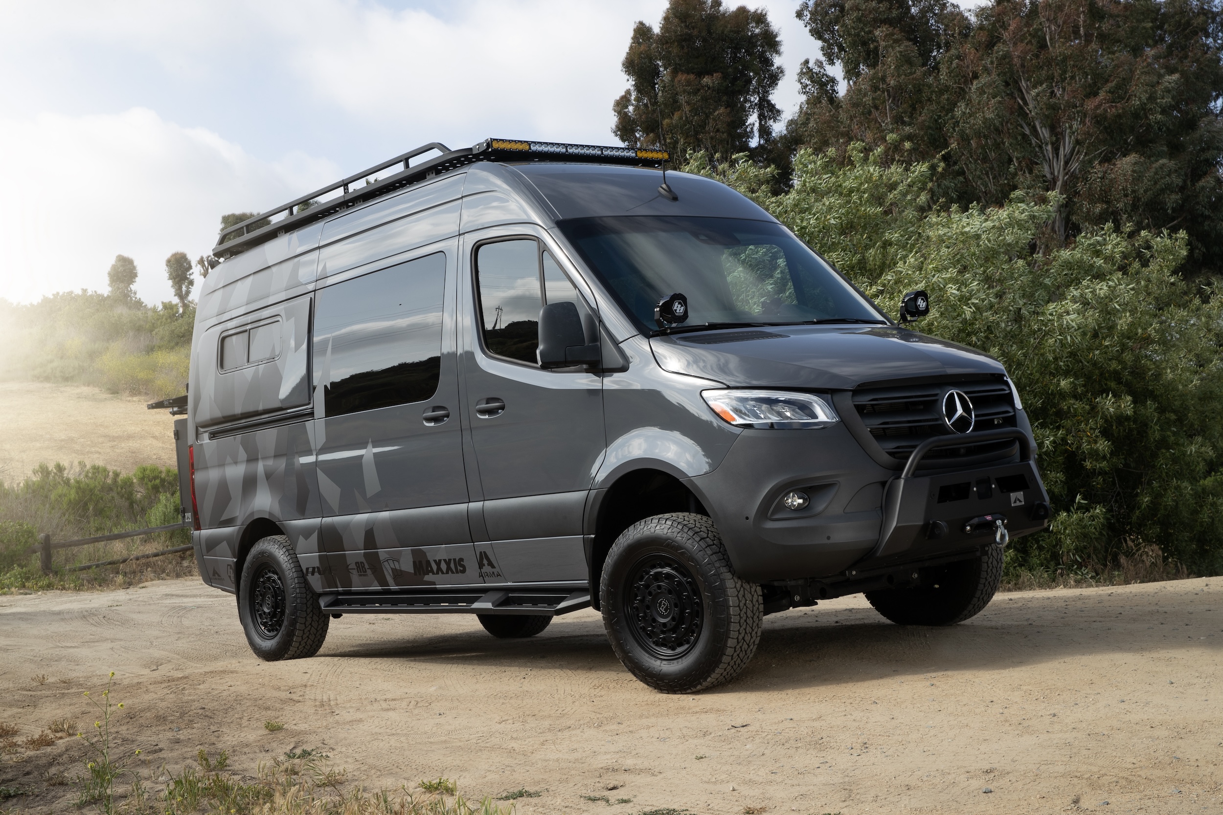 Der Maxxis AT-Reifen RAZR-AT-S auf einem Mercedes Sprinter