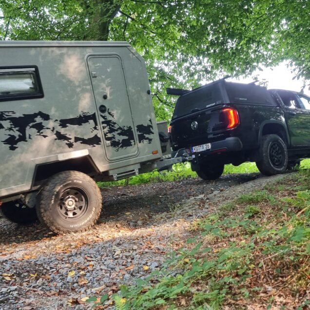 Sicher mit dem Trailer durch das Gelände kommen.