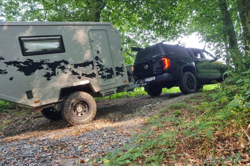 Sicher mit dem Trailer durch das Gelände kommen.