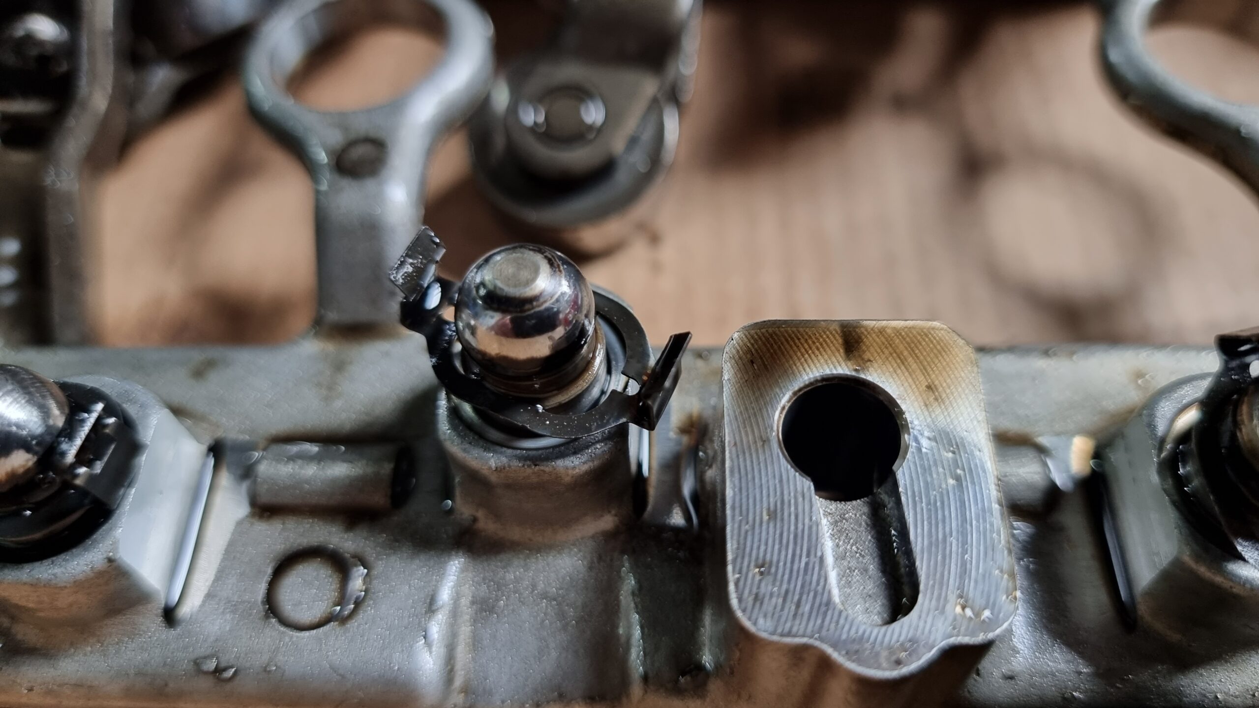 In diesen Kugeln sind normalerweise Löcher für den Öldurchfluß. Platt gerieben und die Löcher verschweißt.