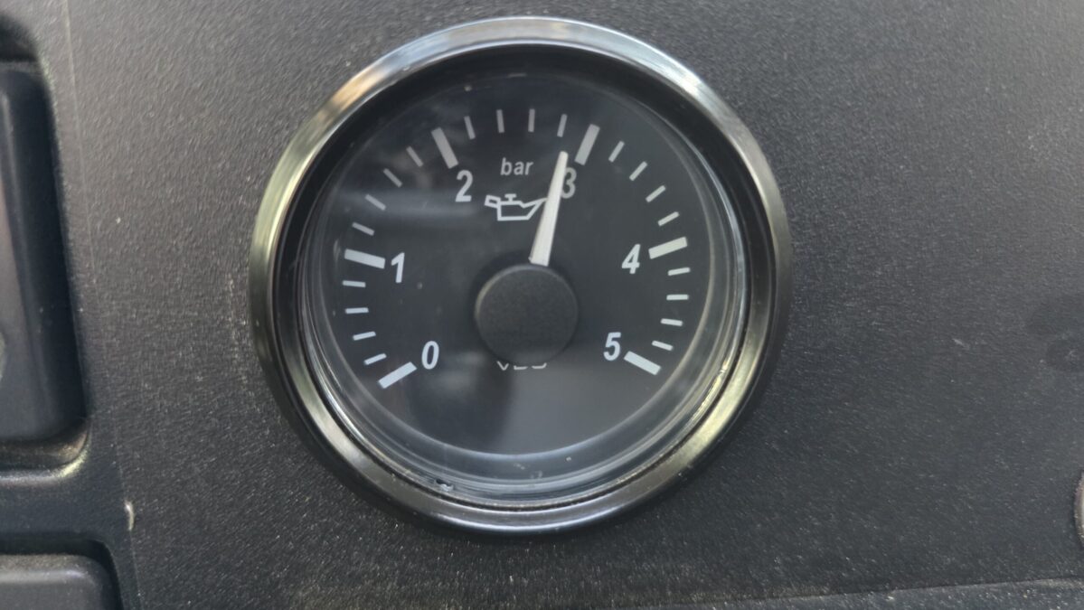 Eine Öldruckanzeige liefert wichtige Informationen in Bezug auf die Motorschmierung.