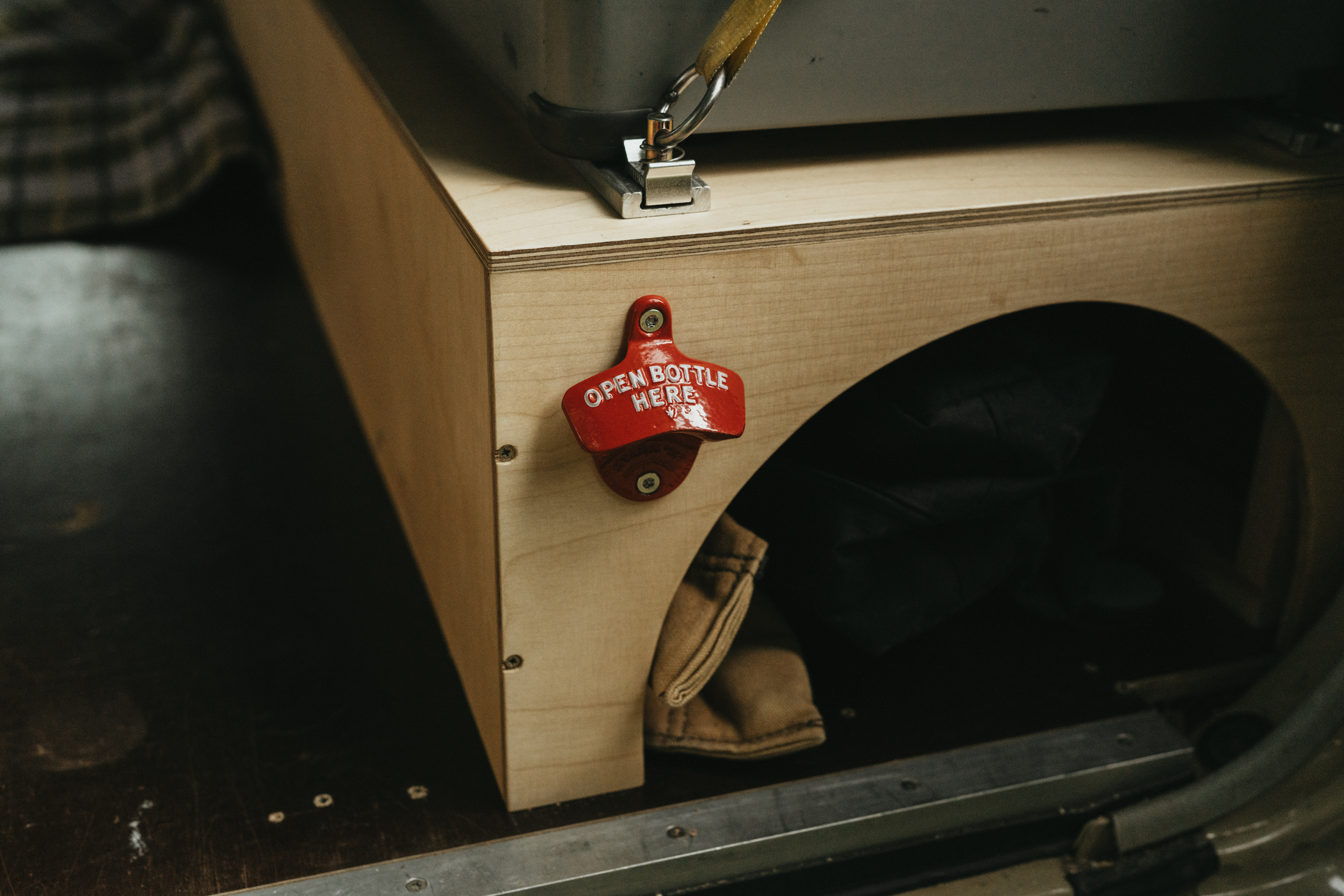 Mäuseloch, BOXIO TABLE und Stühle verstauen