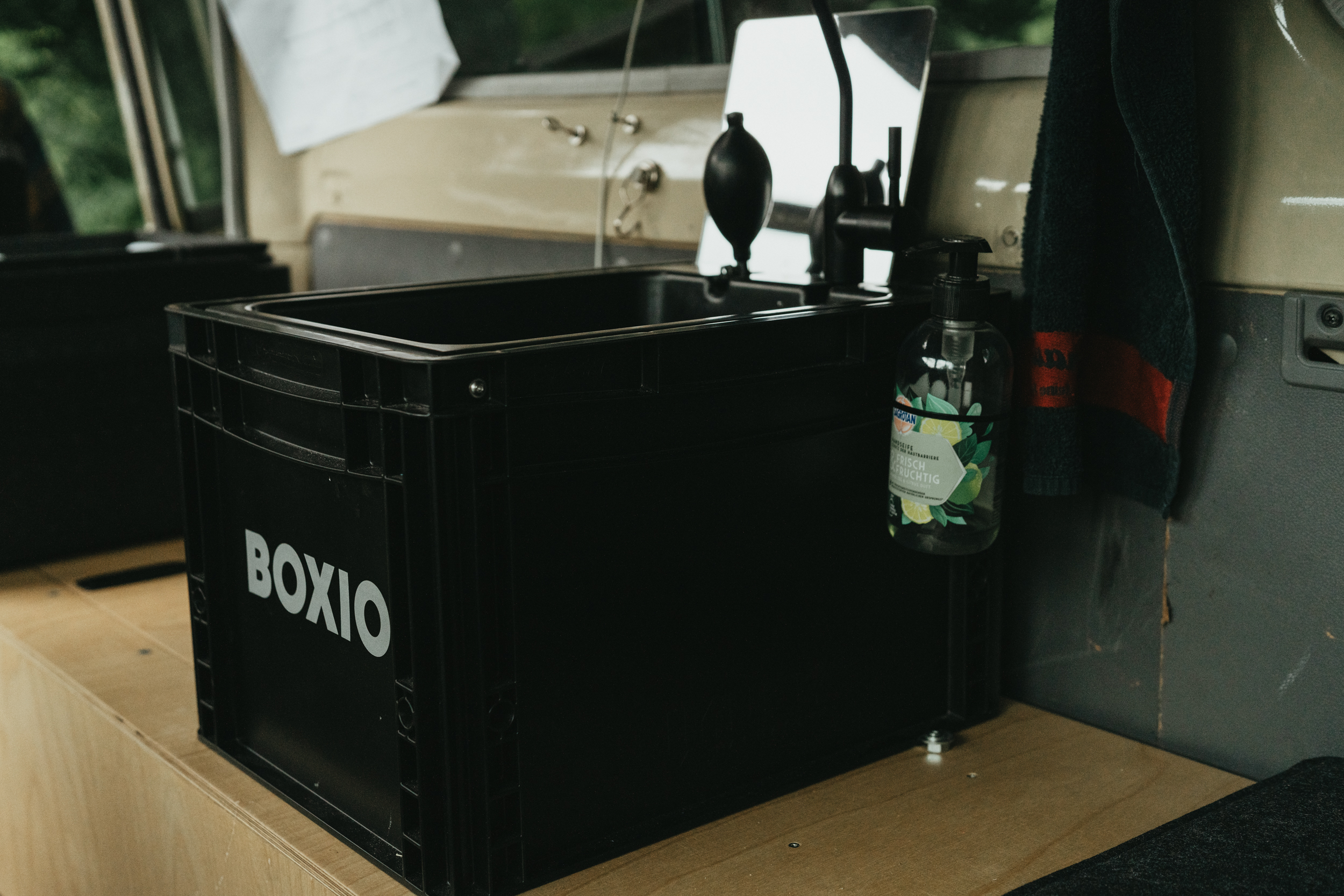 BOXIO WASH mobiles Waschbecken auf Reisen