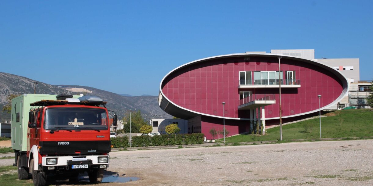 Familienreise Mongolei - 0 Bosnien und Herzegowina - vor dem Krankenhaus in Mostar, wo Elvas Arm behandelt wurde.