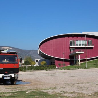 Familienreise Mongolei - 0 Bosnien und Herzegowina - vor dem Krankenhaus in Mostar, wo Elvas Arm behandelt wurde.