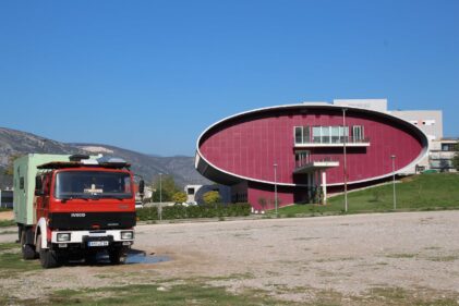 Familienreise Mongolei - 0 Bosnien und Herzegowina - vor dem Krankenhaus in Mostar, wo Elvas Arm behandelt wurde.