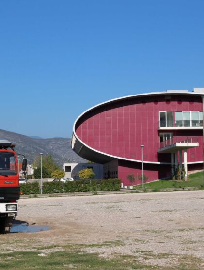 Familienreise Mongolei - 0 Bosnien und Herzegowina - vor dem Krankenhaus in Mostar, wo Elvas Arm behandelt wurde.