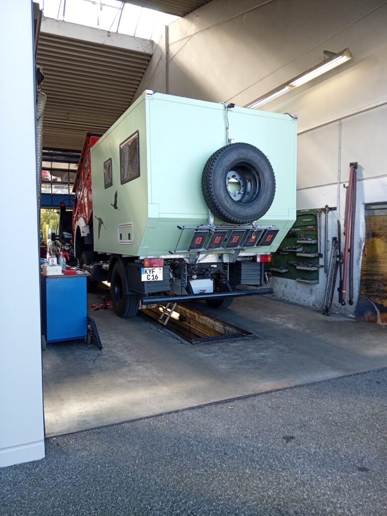 Familienreise-Mongolei-1-Deutschland-Werkstattbesuch-ein-erster-Schock