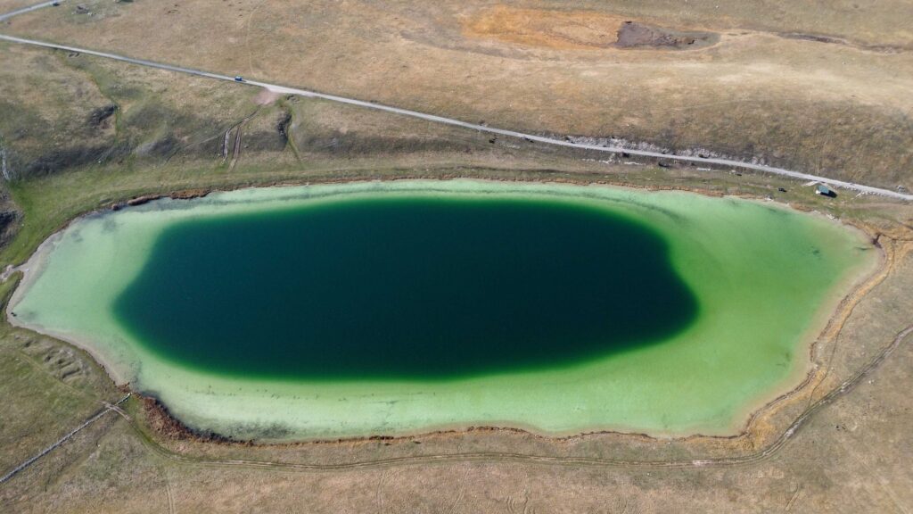 Familienreise Mongolei - 4 Montenegro - Dumintor Nationalpark -dieses Bergauge wird auch Teufelssee genannt und soll angeblich das Tor zur Hölle sein.