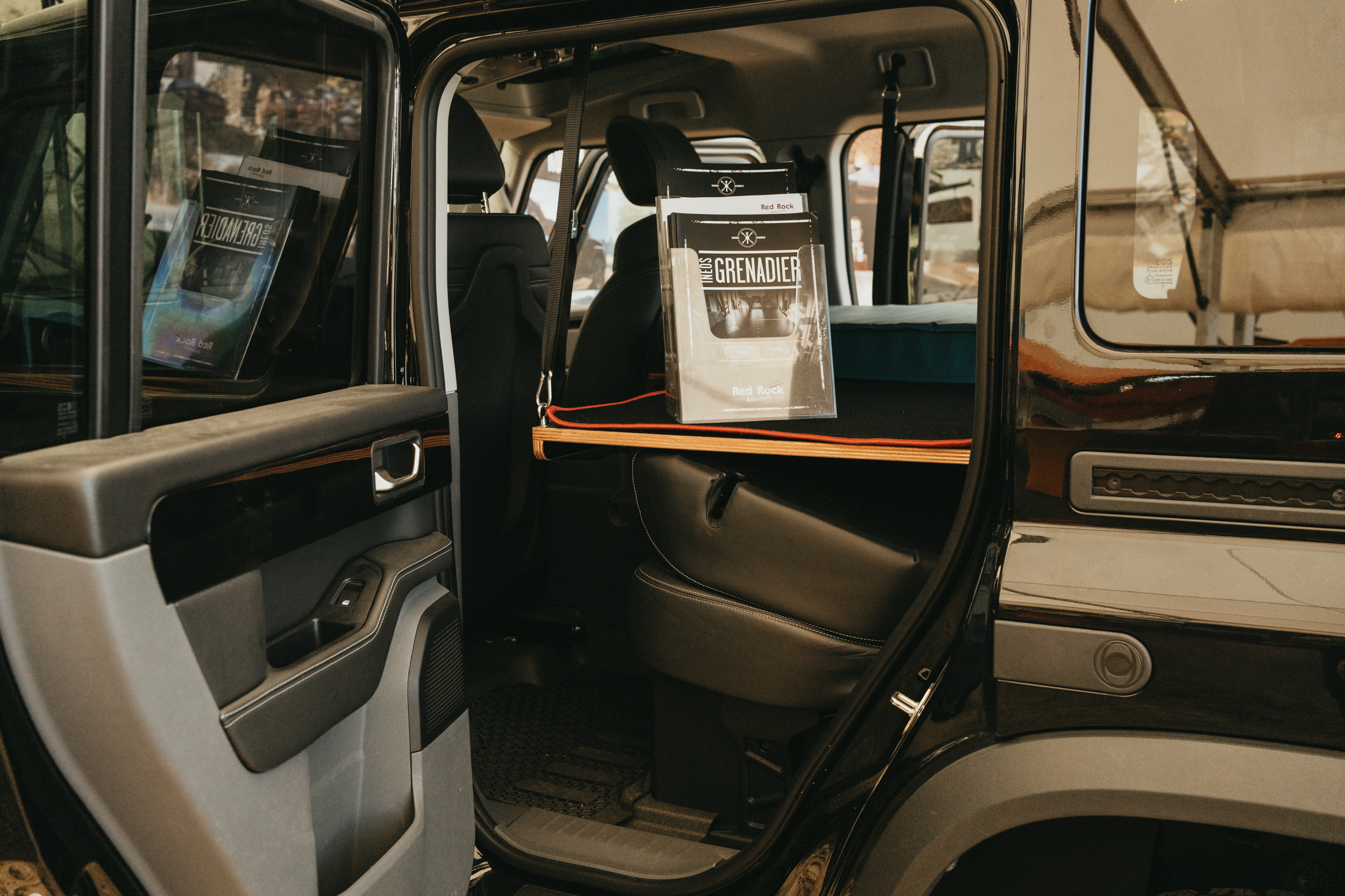 Innen schlafen ohne die Sitzbank zu verlieren.