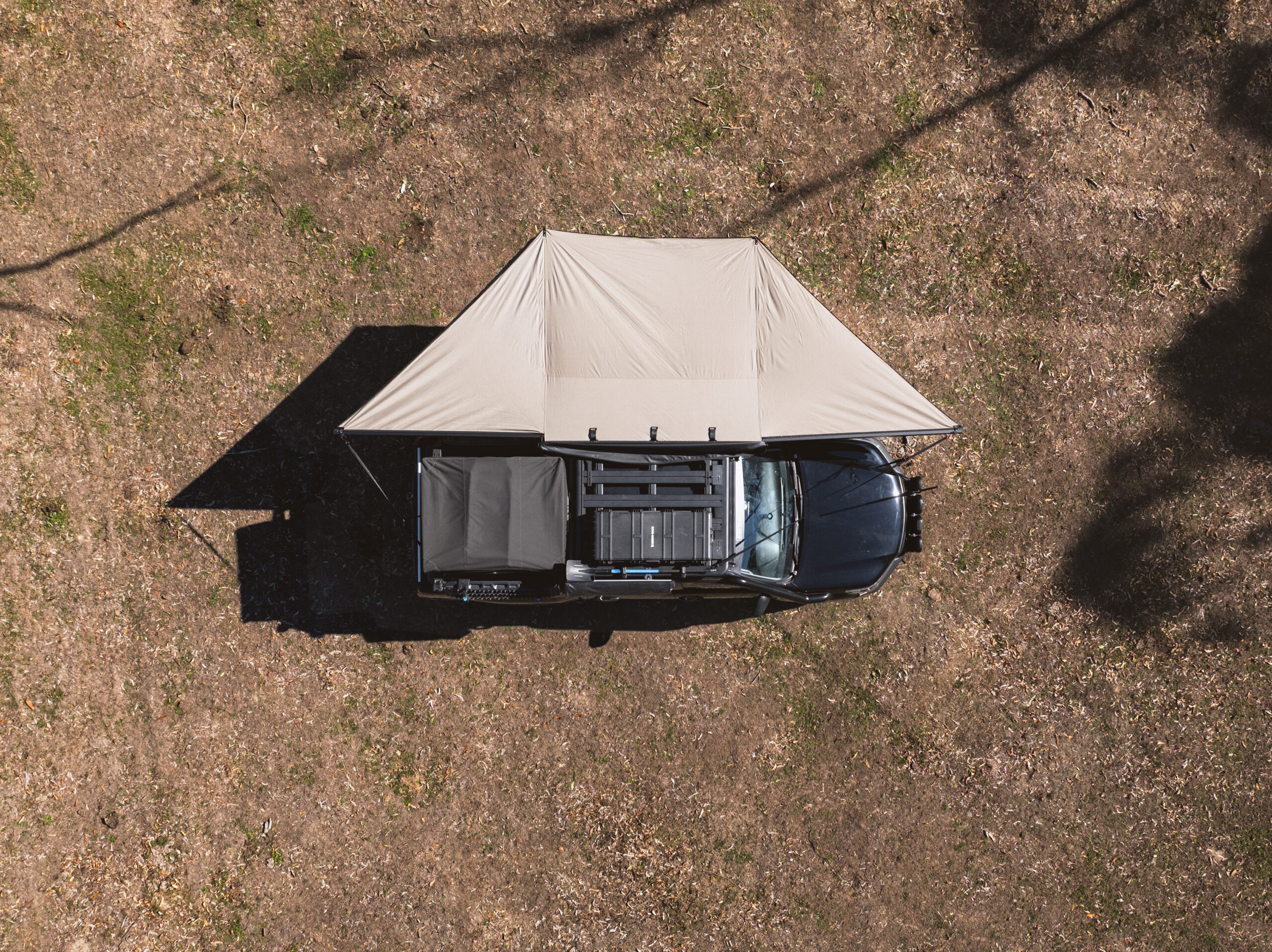 Rhino Rack Batwing 180° Markise, freitragend, Abdeckung von oben gesehen.