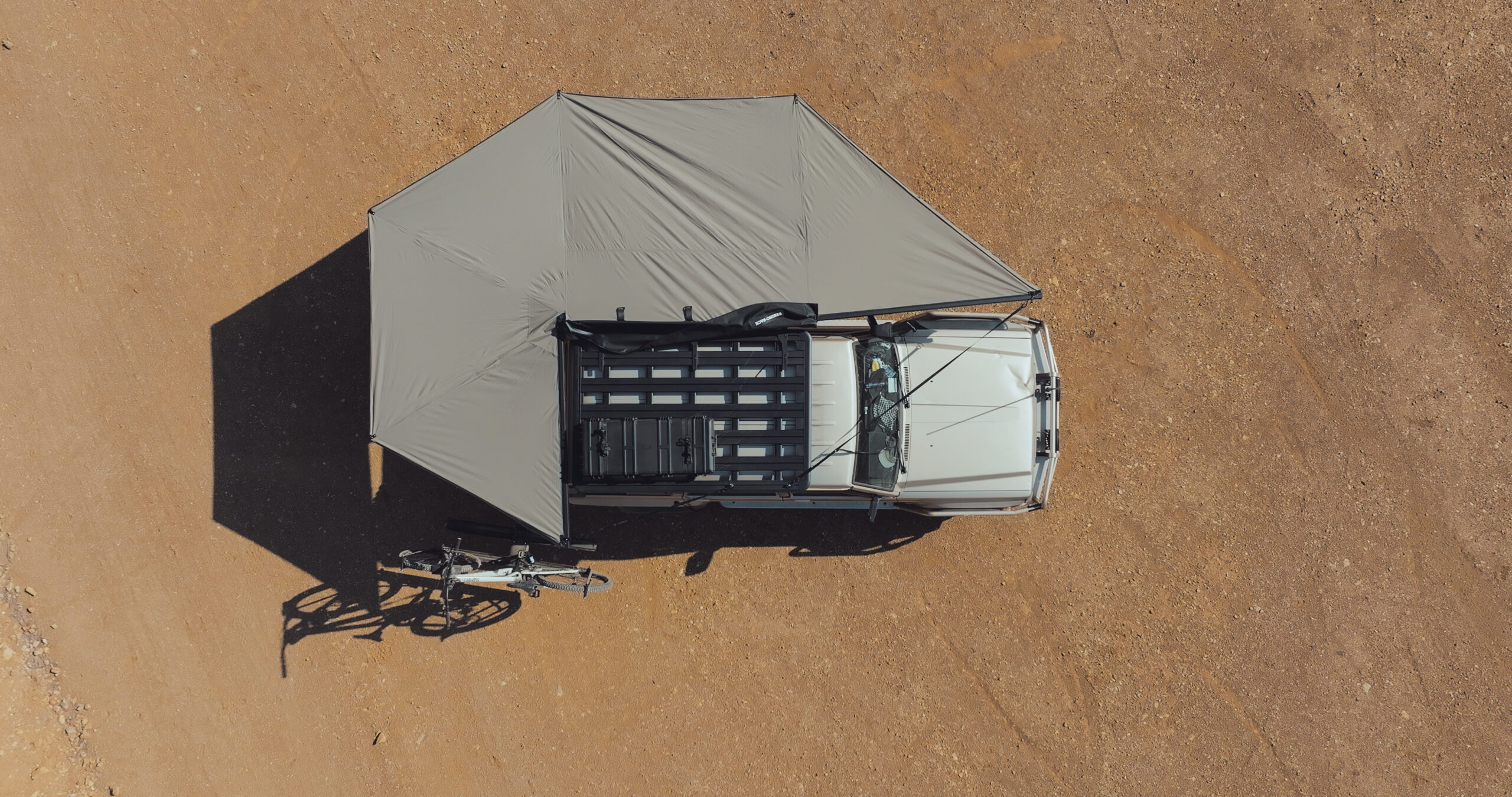 Rhino Rack Batwing 270° Markise, freitragend, Abdeckung von obengesehen.