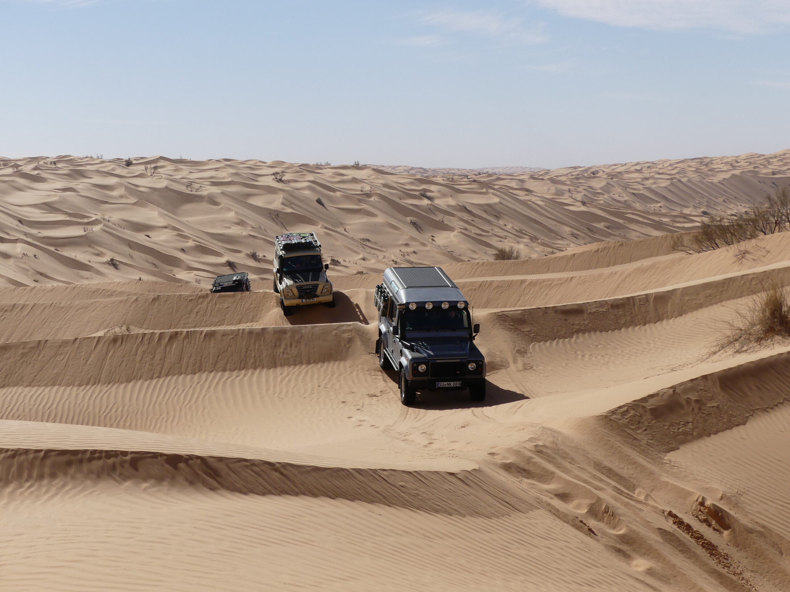 So ist es richtig! Auf jeder Kuppe ein Fahrzeug nach unten geneigt.