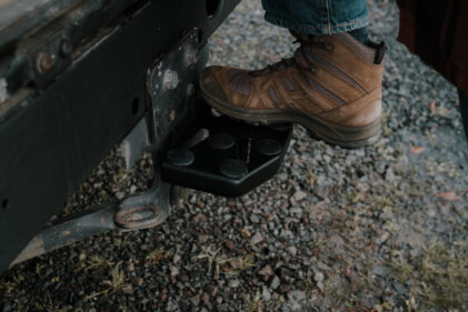 Trittsicher und stört nicht im Gelände.