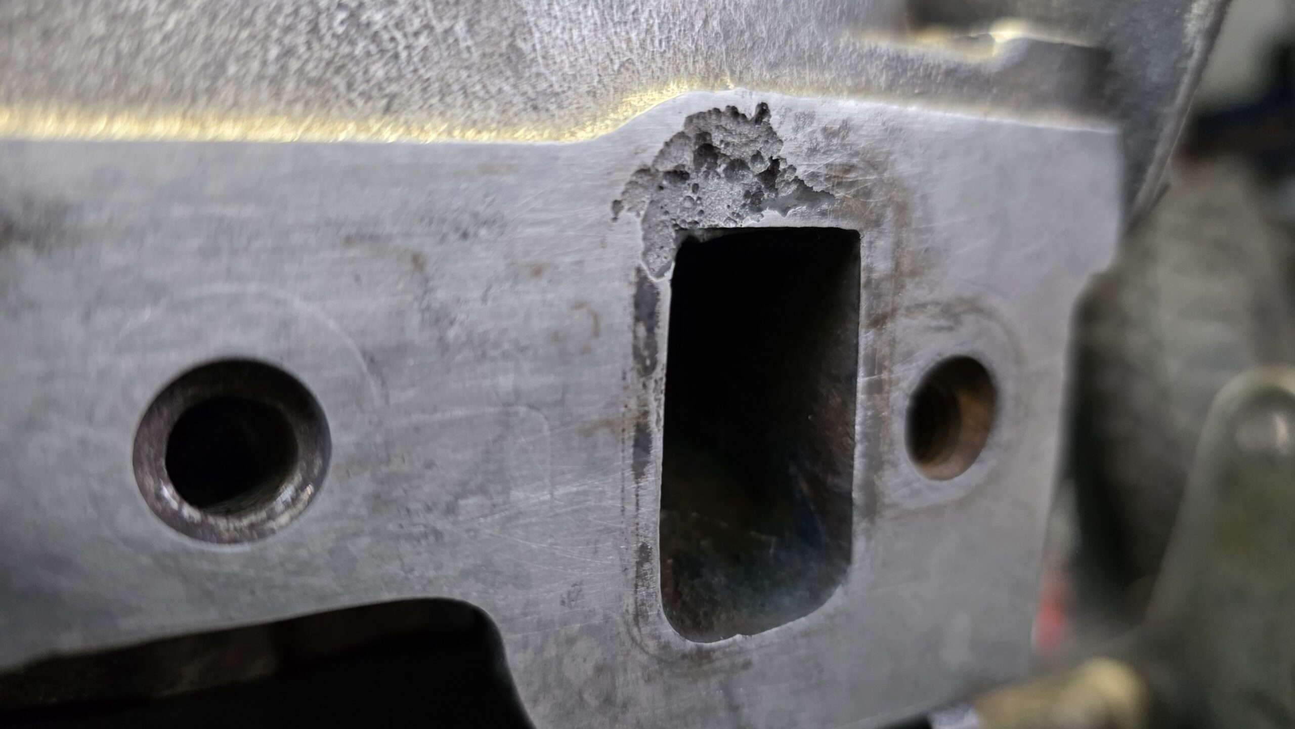 Lochfraß am Kühlkanal eines Alu-Zylinderkopfs.