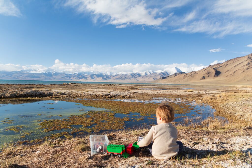 Tadschikistan Spielpause auf dem Pamir Highway am Karakul