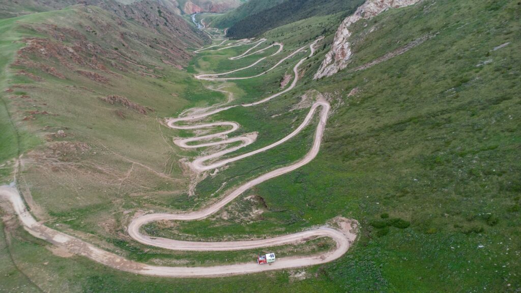 Kirgistan Papageienpass mit 33 Serpentinen zum Sonköl