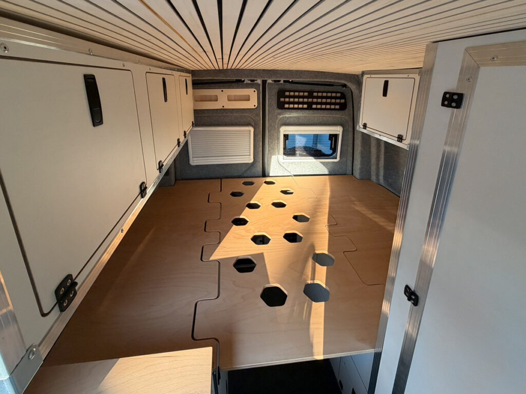 Oryx Solutions - VW Crafter und MAN TGE modulares Mobelsystem