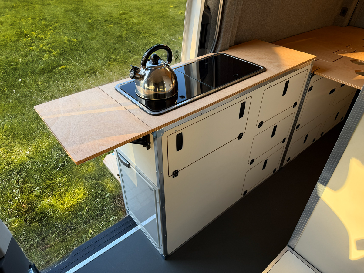 Küchenblock im Innenausbau VW Crafter und MAN TGE von ORYX Solutions