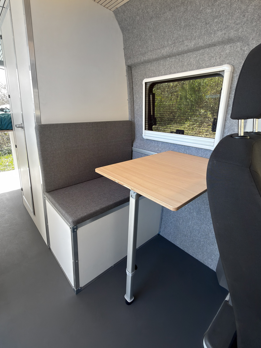 Sitzbox im Innenausbau VW Crafter und MAN TGE von ORYX Solutions