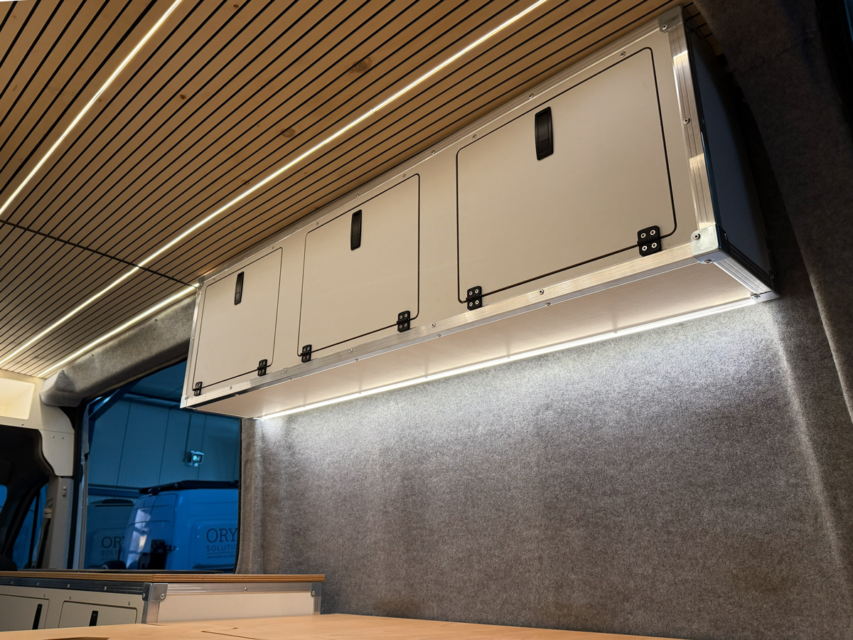 Hängeschränke im Innenausbau VW Crafter und MAN TGE von ORYX Solutions