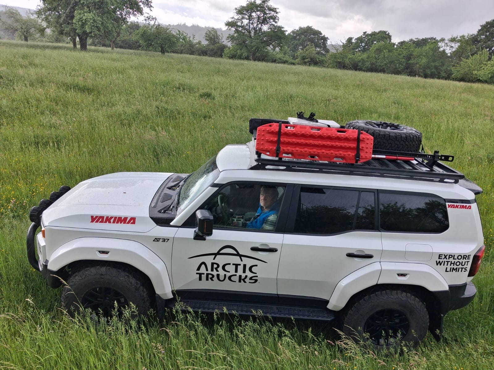 YAKIMA AA 2026 Yakima Ruggedline HD und LNL Plattform auf dem Toyota Land Cruiser 250 Arctic Trucks mit 37“ Umbaukit.