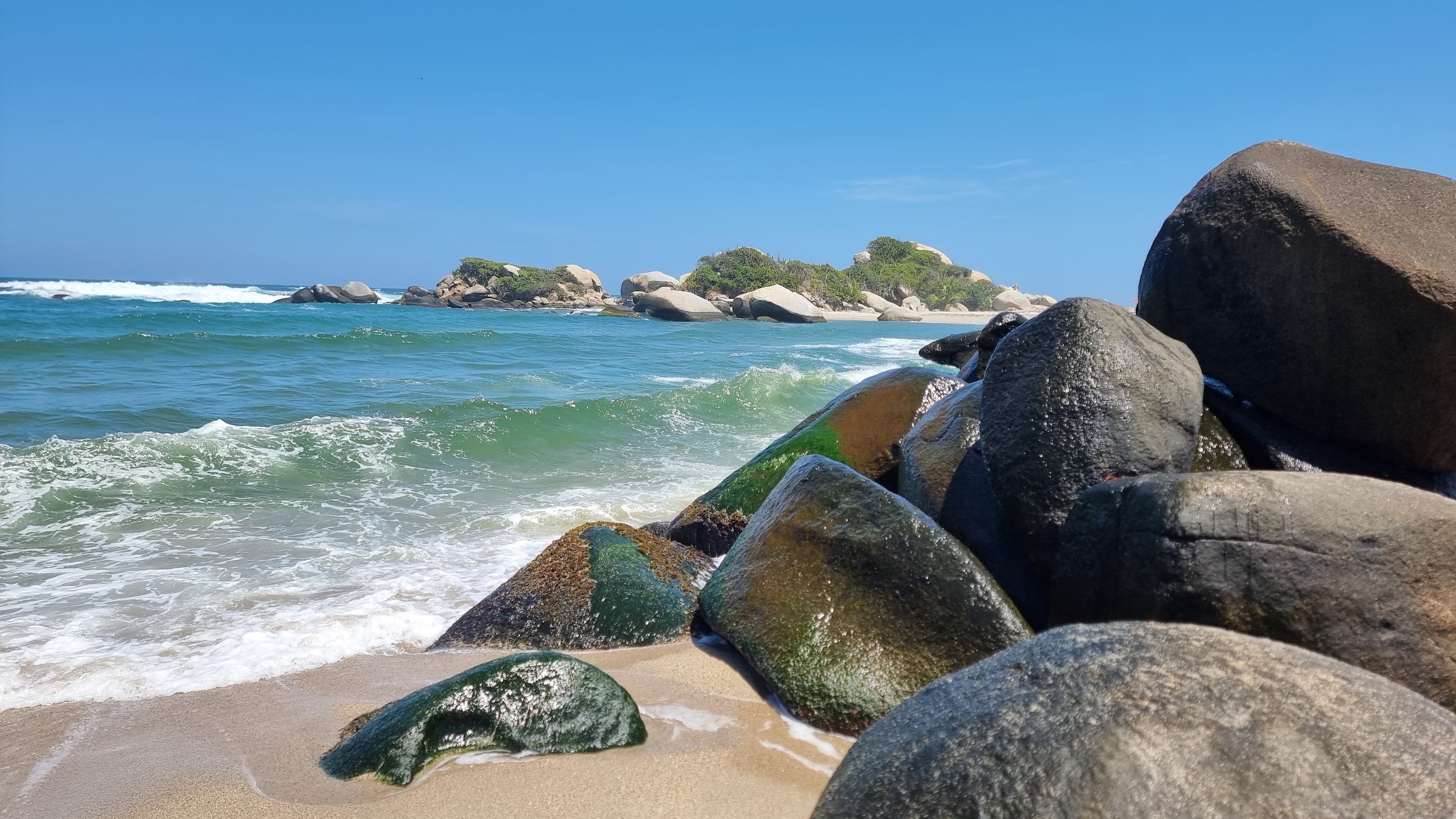 Felsstrand im Tayrona-Nationalpark an der Karibikküste Kolumbiens