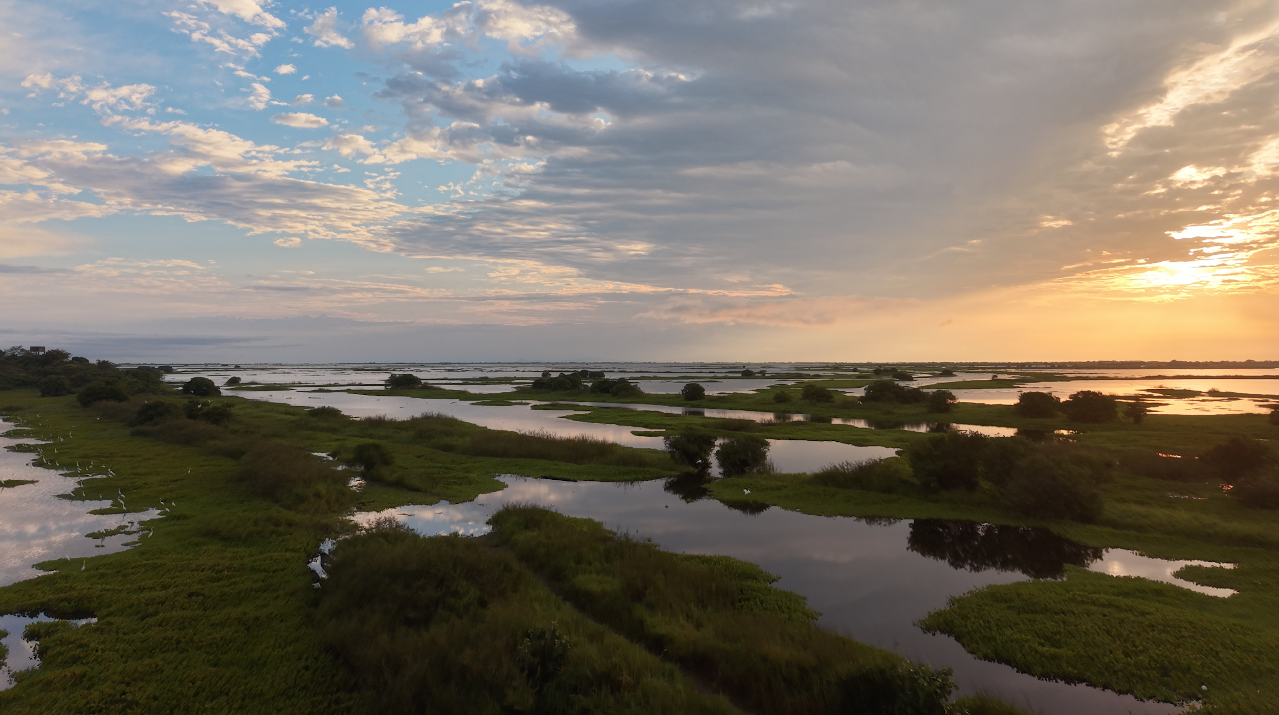 Wasserlandschaft der Llanos bei Sonnenuntergang auf der Overlanding-Tour durch Kolumbien