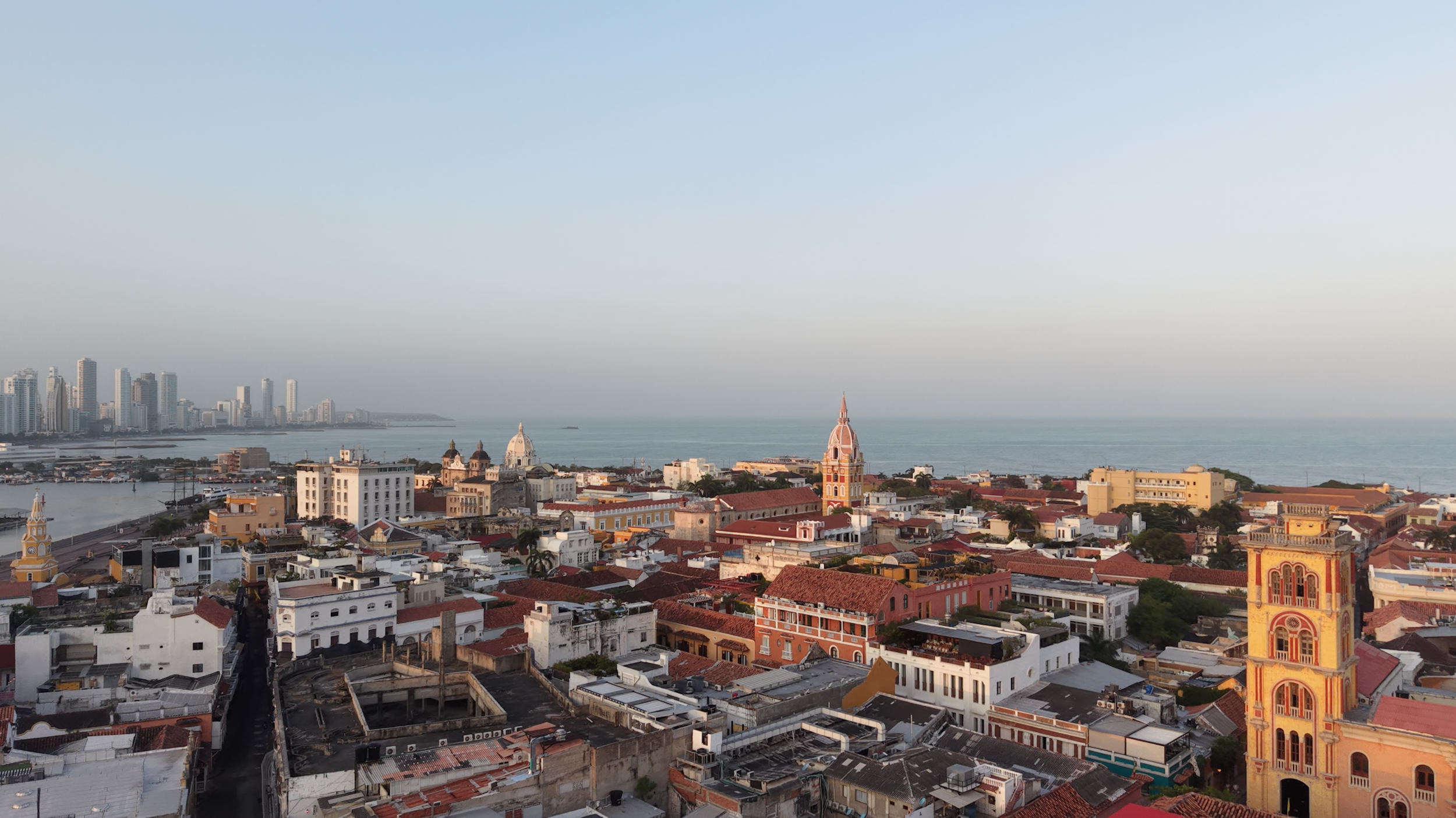 Luftaufnahme der Altstadt von Cartagena mit Kolonialbauten und Karibikküste