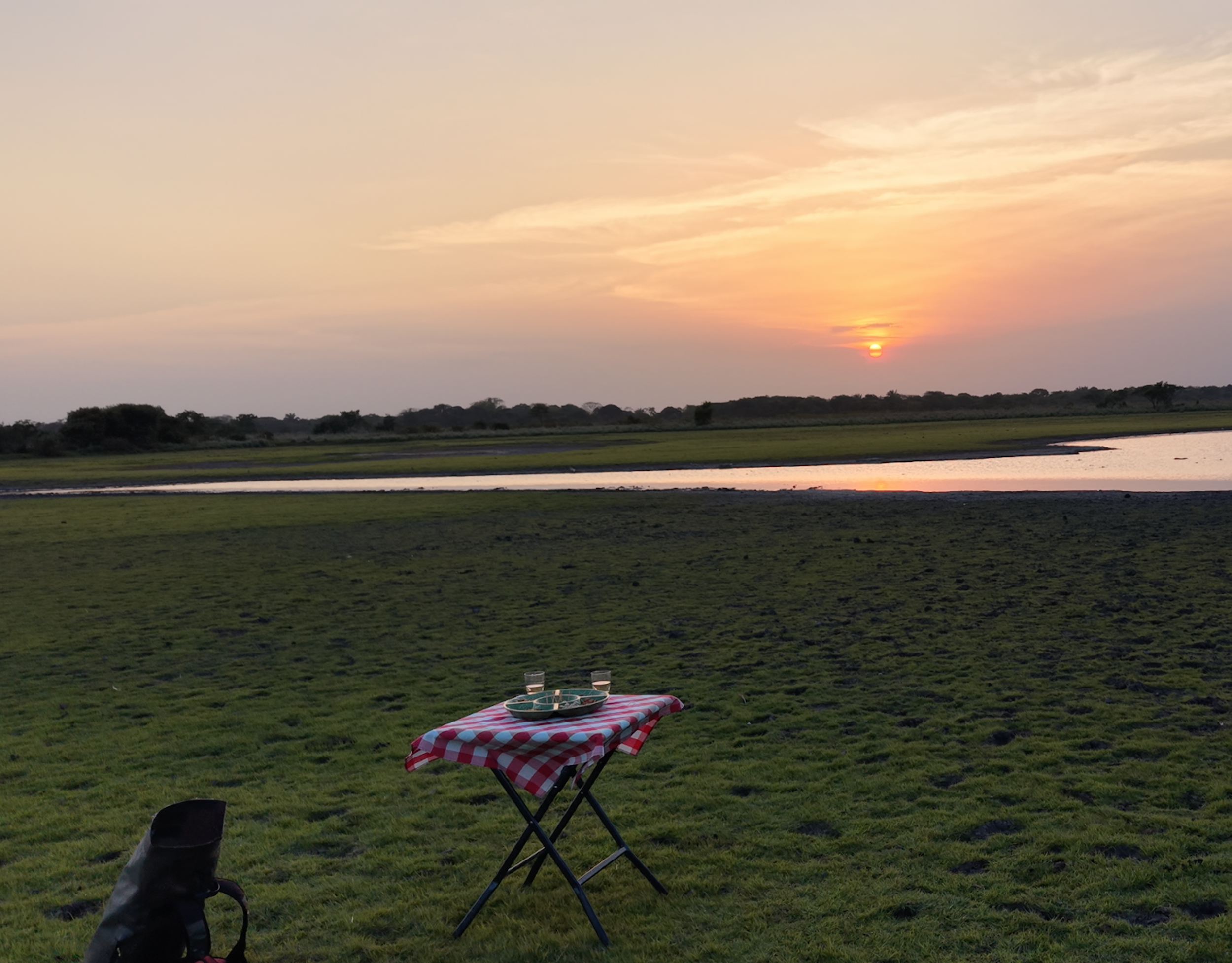 Sundowner an der Lagune in den Llanos auf der 4x4-Expedition durch Kolumbien
