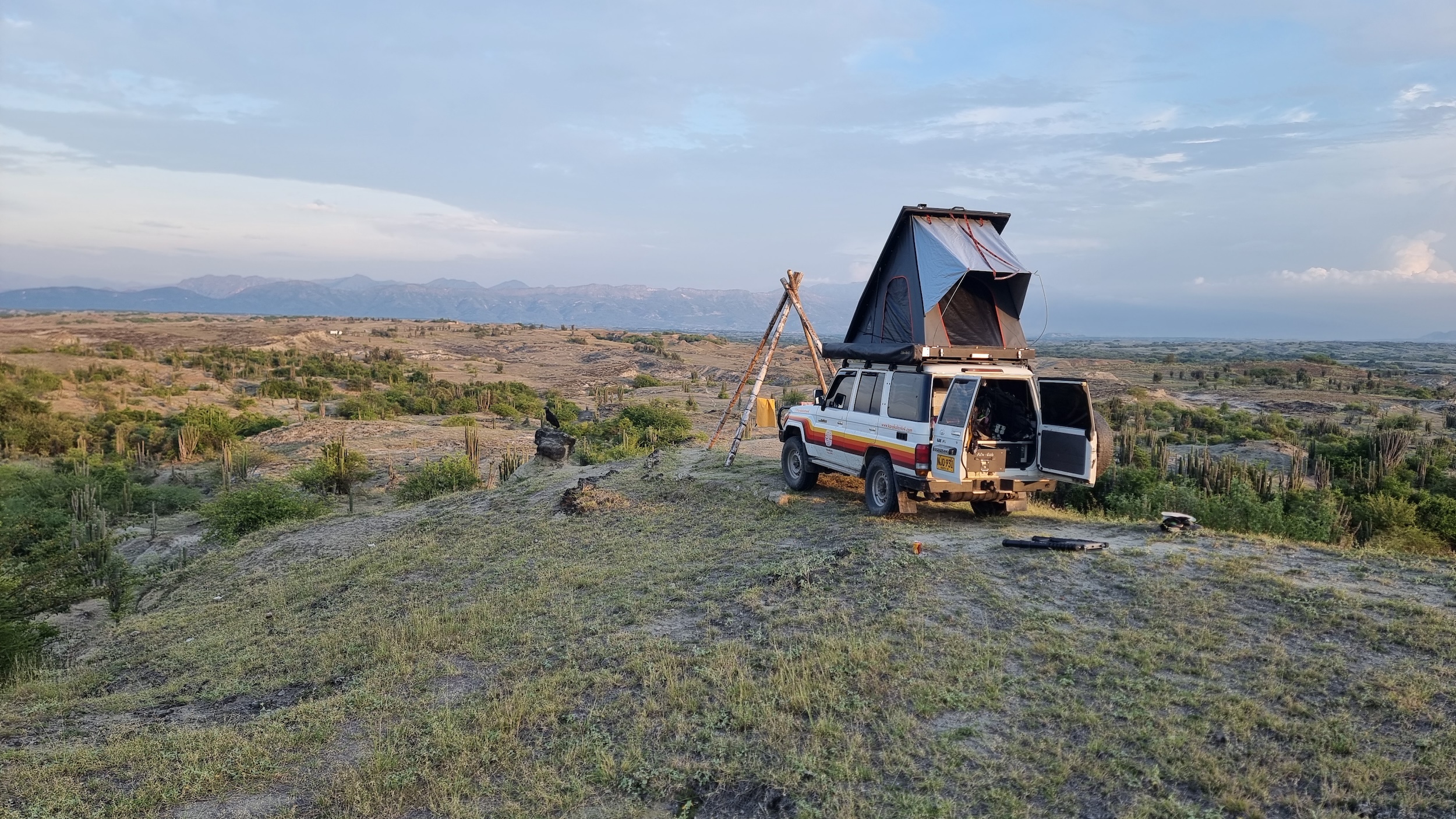 Wildcamp mit Dachzelt auf einer Klippe in der Tatacoa-Wüste in Kolumbien