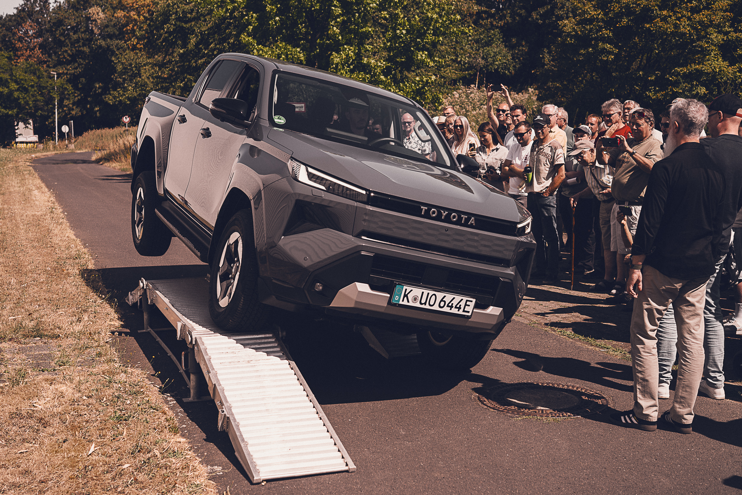 Der neue Hilux auf der Verschränkungsrampe